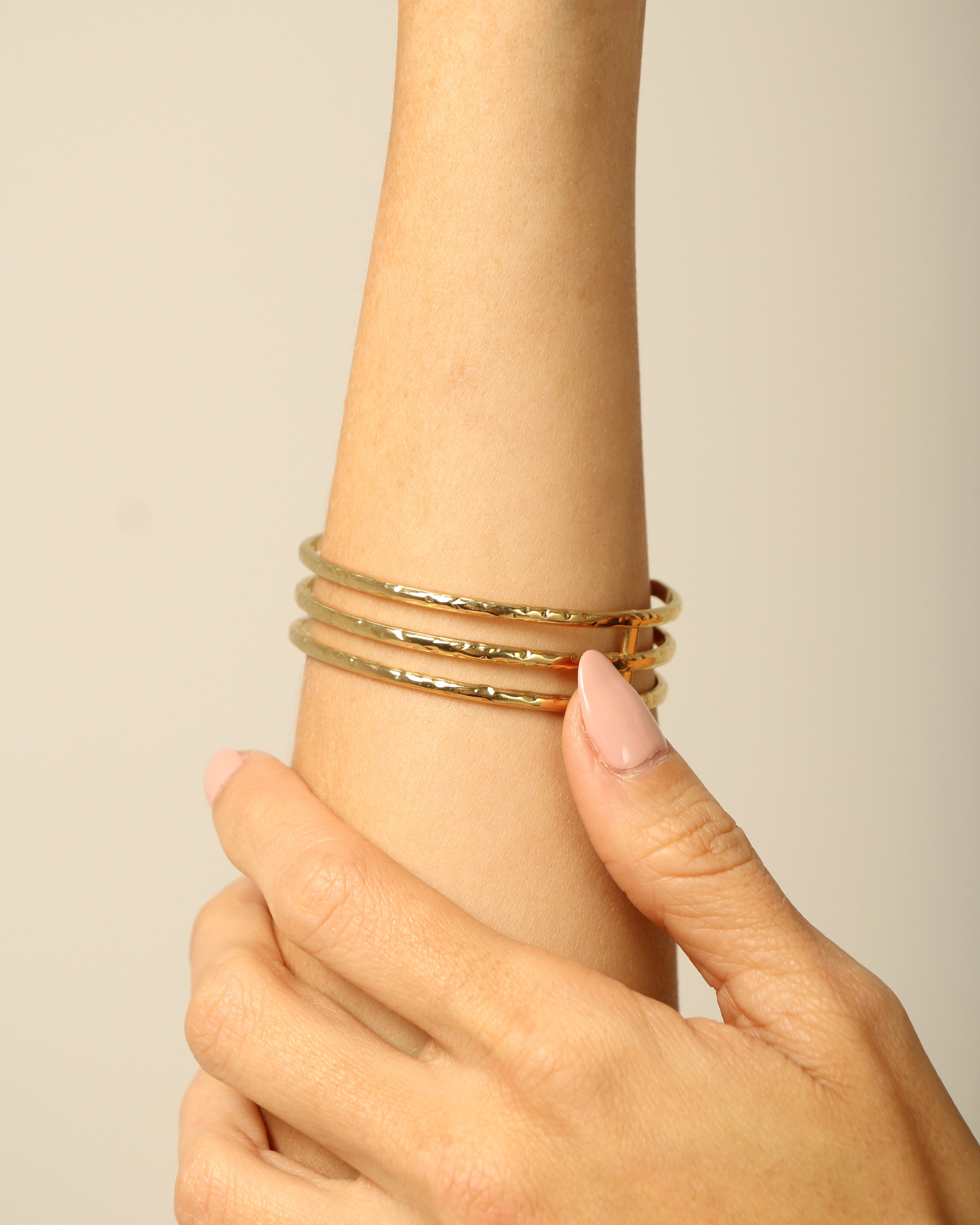 Brazalete de oro mujer sobre muñeca 