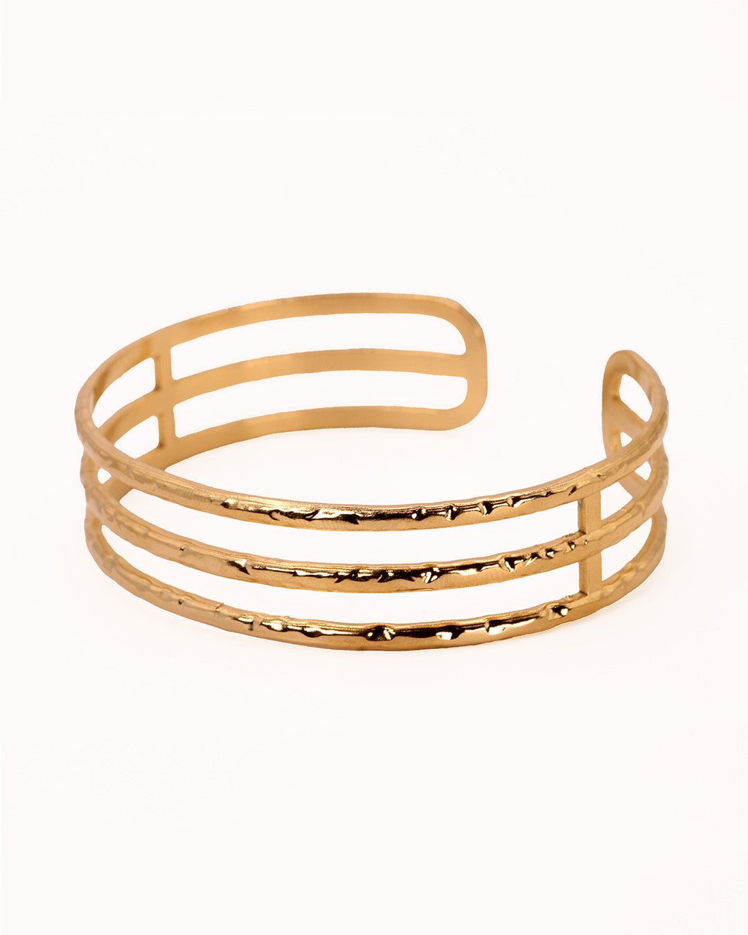 Brazalete dorado de mujer sobre fondo blanco