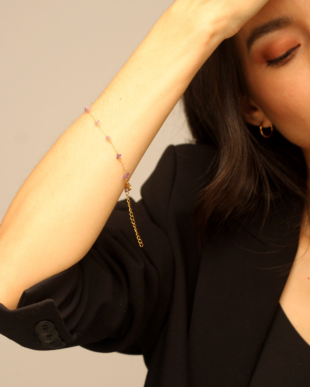 Pulsera mujer color oro puesta en muñeca de mujer