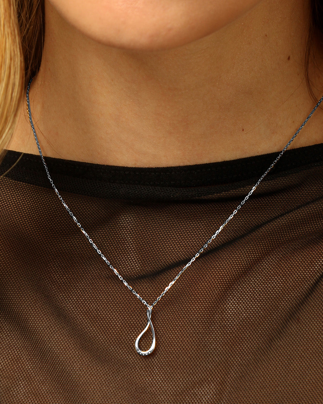 collar mujer de plata puesto en el uello