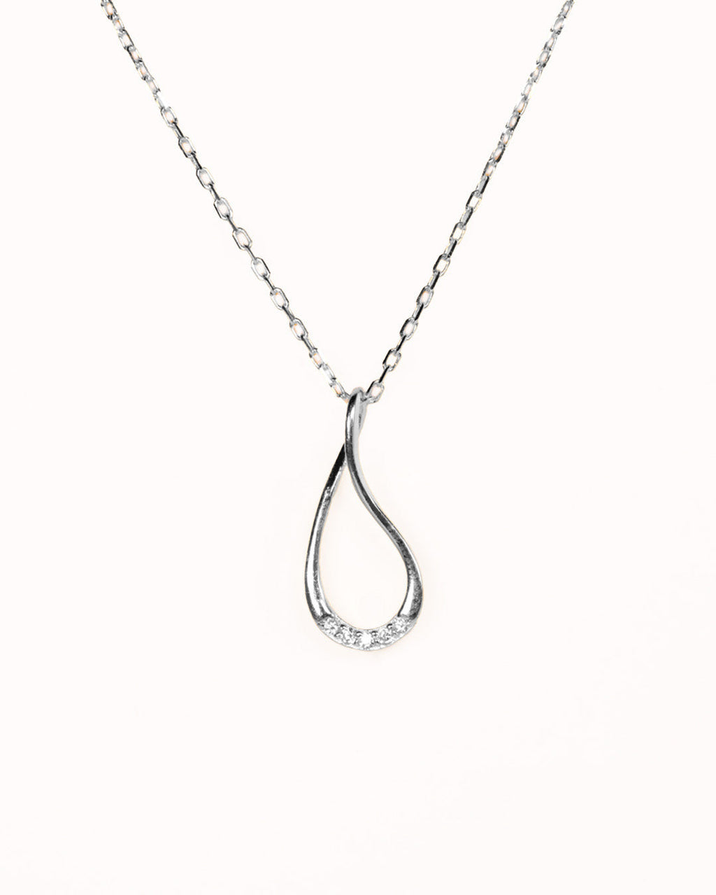 collar plateado de mujer sobre fondo blanco