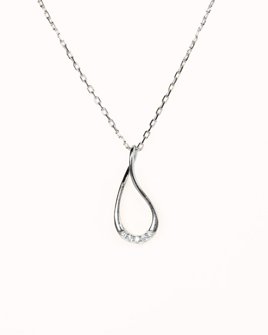 collar plateado de mujer sobre fondo blanco